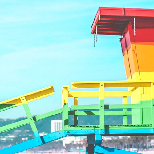 Cabane de plages américaine aux couleurs arc-en-ciel : rouge, orange, jaune, vert et bleu