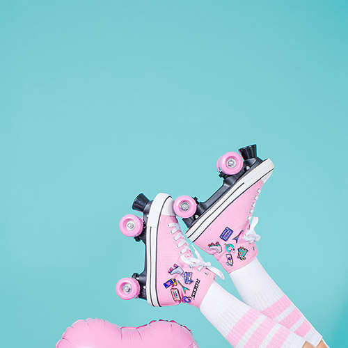 Rollers rose girly des années 70 sur fond bleu